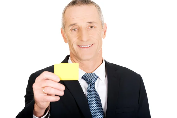 Бизнесмен с желтым удостоверением личности — стоковое фото