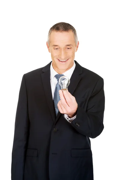 Hombre de negocios feliz con bombilla — Foto de Stock