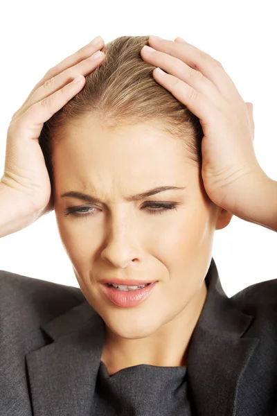 Geschäftsfrau mit enormen Kopfschmerzen lizenzfreie Stockbilder