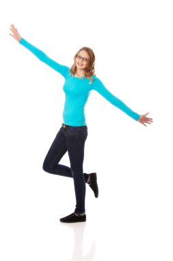 kadın kolları açık olan