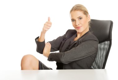 başparmak gösterilen iş kadını