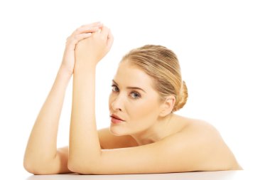 Çıplak kadın elleri kasılmaya