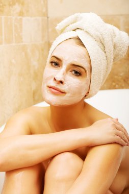 Yüz maskesi ile banyo kadında