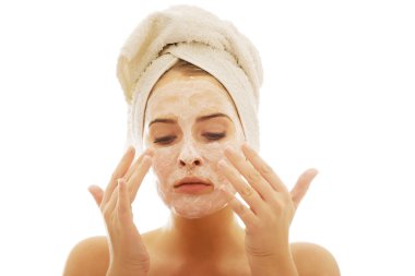 kadının yüzündeki bir krem uygulamak