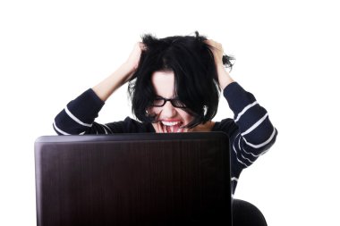 Öfkeli öğrenci kadın bir dizüstü bilgisayar ile