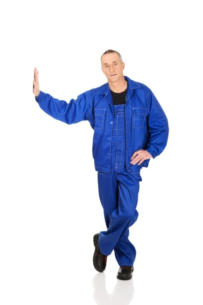 Repairman against the wall — Stock Photo, Image