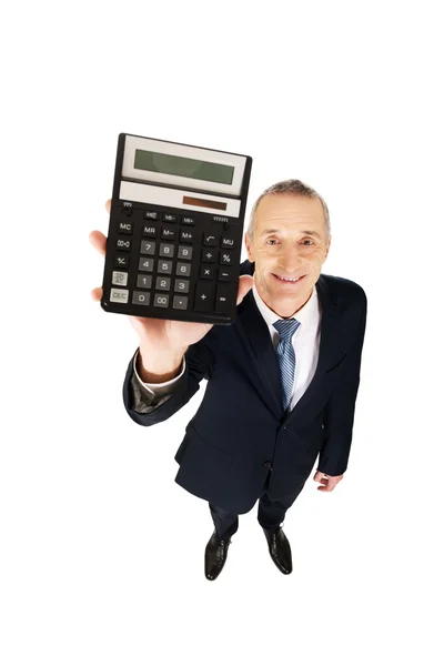 Счастливый бизнесмен держит калькулятор — стоковое фото