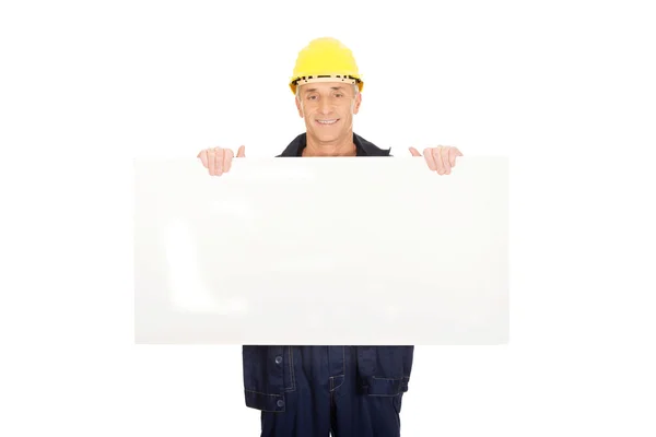 Trabajador feliz presentando banner vacío — Foto de Stock