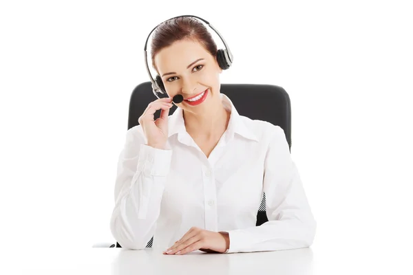 Ευτυχισμένος κλήση κέντρο γυναίκα που κάθεται στο γραφείο — Φωτογραφία Αρχείου
