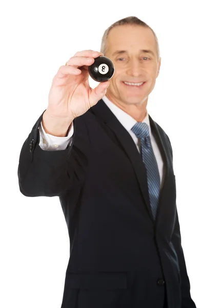 Empresário segurando bola de bilhar preta — Fotografia de Stock