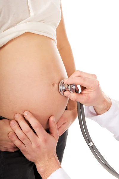 Femme enceinte examinée par un médecin — Photo