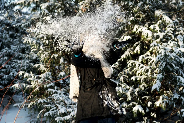 Женщина играет в снежок — стоковое фото