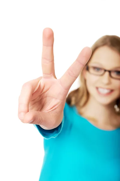 Teenager showing victory sign — Stock Photo, Image