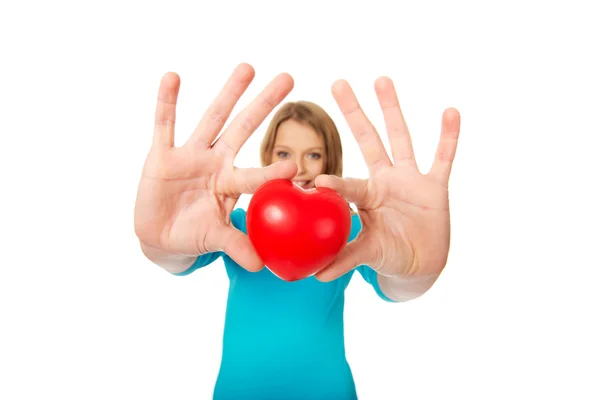 Žena držící model srdce — Stock fotografie