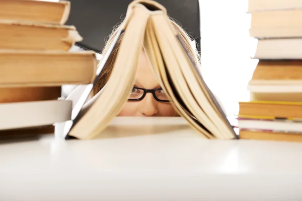 Kvinna som gömmer sig bakom en bok — Stockfoto