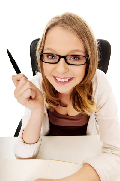 Mujer feliz sentada en el escritorio — Foto de Stock