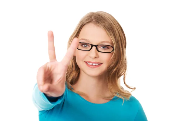 Teenager showing victory sign — Stock Photo, Image