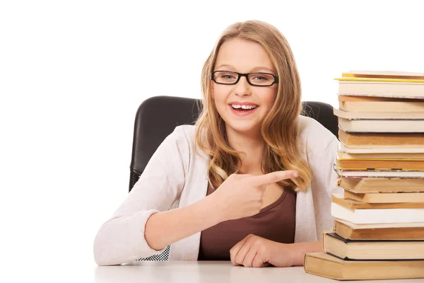 Frau mit Bücherstapel — Stockfoto