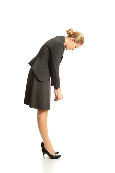 Affärskvinna böja ned — Stockfoto