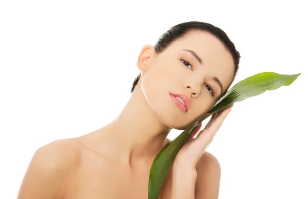 Mujer con hoja verde — Foto de Stock