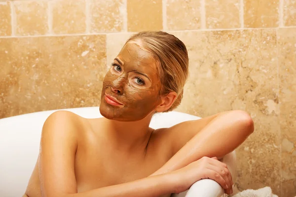 Wanita di kamar mandi dengan masker wajah — Stok Foto
