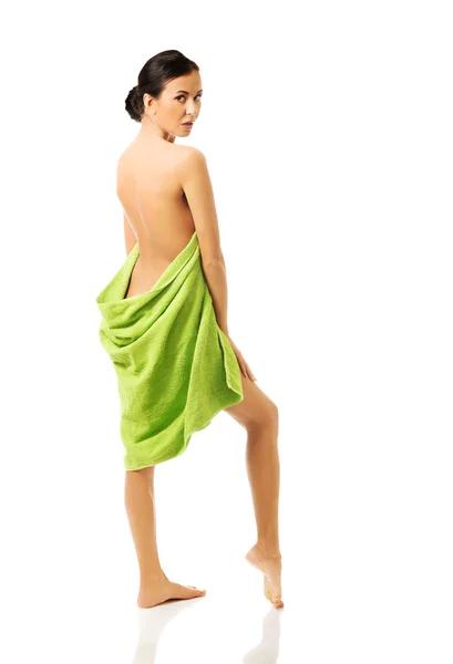 Femme enveloppée dans une serviette — Photo
