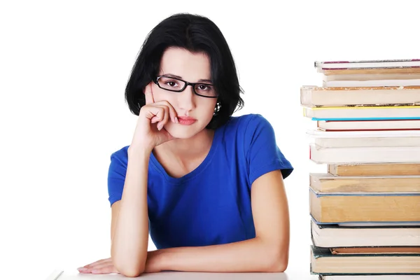 Moe vrouw zitten met stapel boeken — Stockfoto