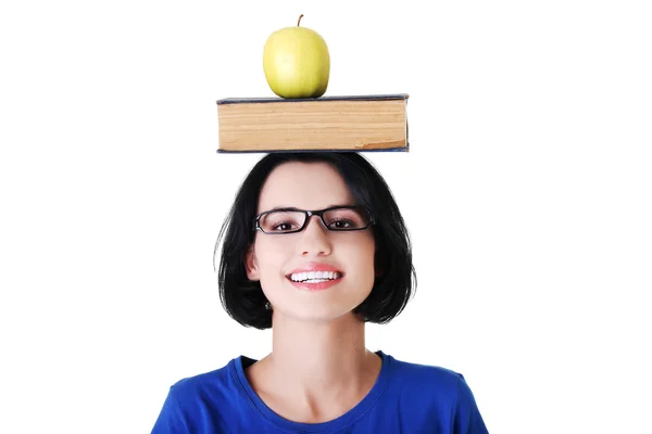 Femme avec livre et pomme sur la tête — Photo