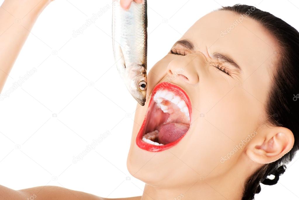 RÃ©sultat de recherche d'images pour "image femme mange poisson"