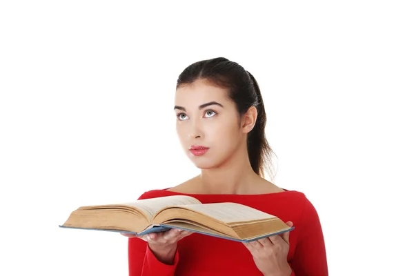 Mulher segurando um livro aberto — Fotografia de Stock