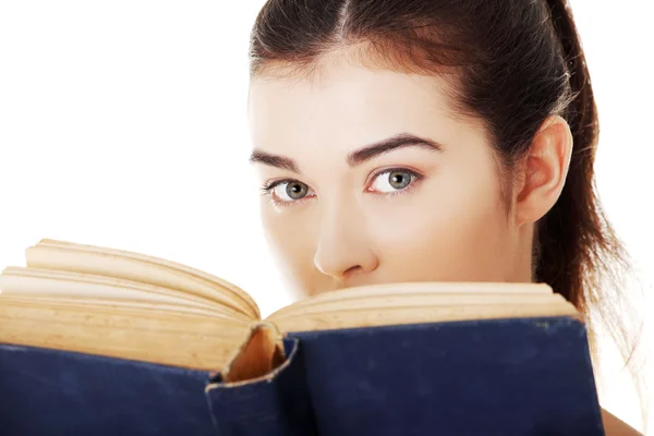 Estudante mulher lendo um livro — Fotografia de Stock