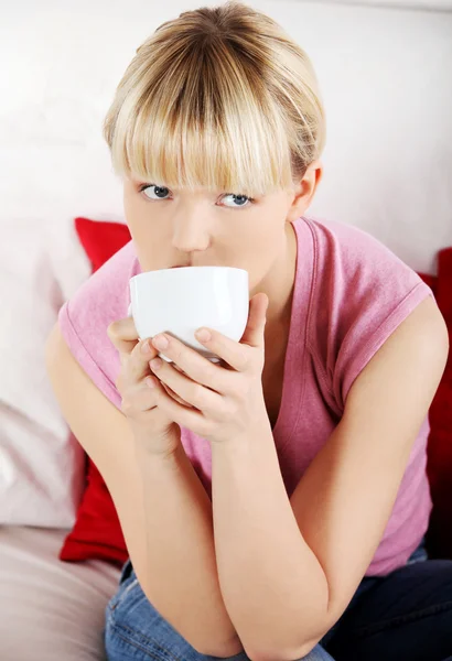 Ein Mann trinkt Kaffee — Stockfoto