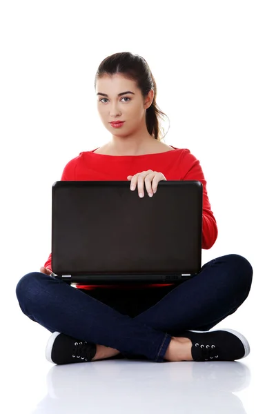 Mulher sentada com laptop — Fotografia de Stock