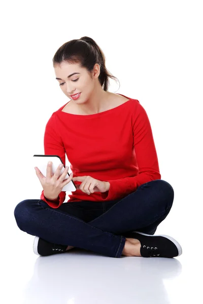 Mulher estudante usando um tablet — Fotografia de Stock