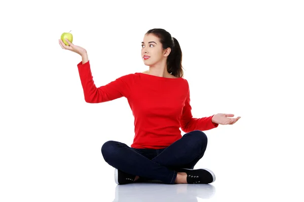 Frau hält einen Apfel in der Hand — Stockfoto