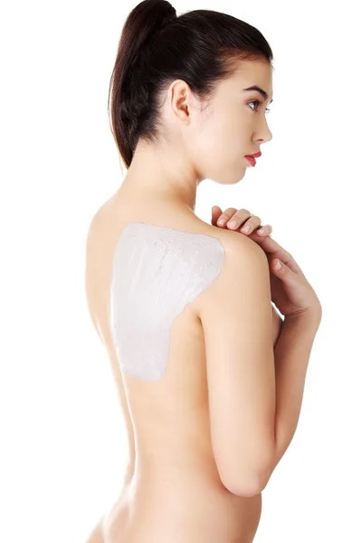 Mulher tendo lama aplicada nas costas — Fotografia de Stock