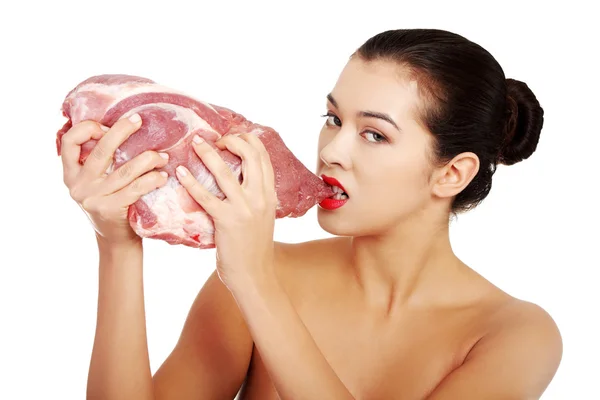 Mulher nua comer carne bovina — Fotografia de Stock