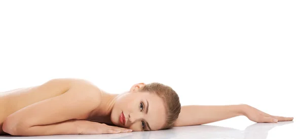 Nackte Frau auf Bauch liegend — Stockfoto