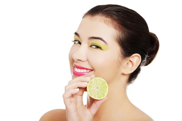 Mujer sosteniendo un limón —  Fotos de Stock