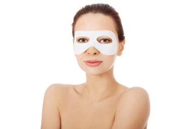 kolajen maske ile güzel bir kadın.