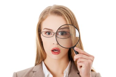 Büyüteç bakarak iş kadını