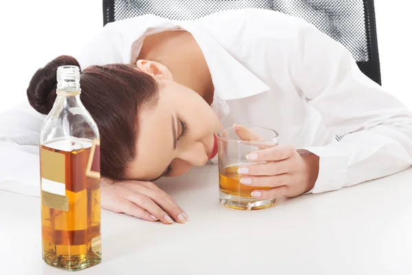 Junge Geschäftsfrau trinkt Alkohol — Stockfoto