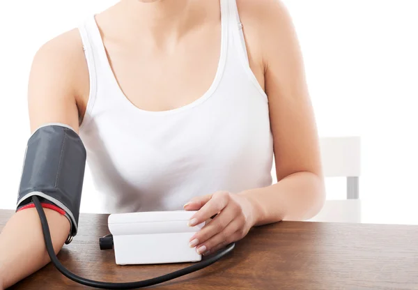Kobieta mierzy jej ciśnienie krwi — Zdjęcie stockowe