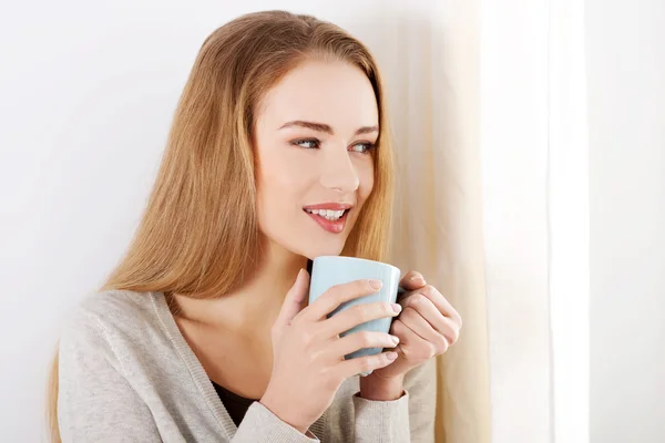 Beautiful caucasian woman drinking hot coffee — Stock Photo, Image