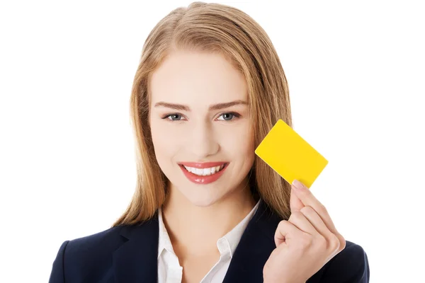 Красивая улыбающаяся деловая женщина с визиткой — стоковое фото