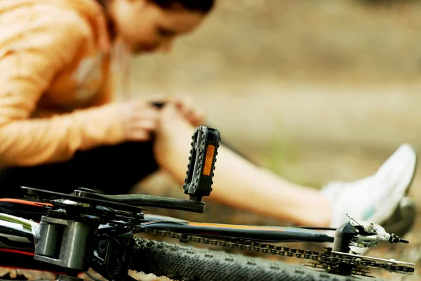 Donna ferita è caduta dal bicyle — Foto Stock