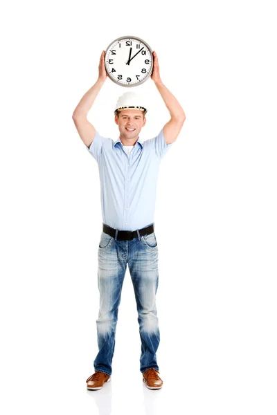 Iş adamı giyen kask ile masa saati — Stok fotoğraf
