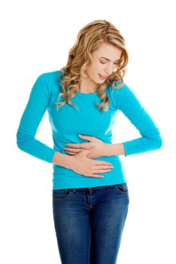 mide sorunları olan kadın