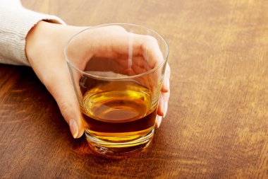 depresyon, alkol yound kadın