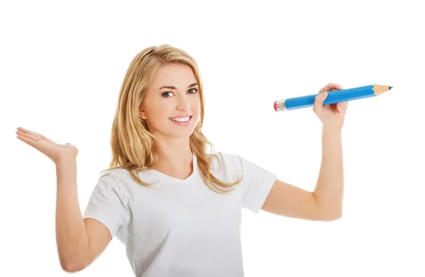 Frau schreibt mit Bleistift — Stockfoto